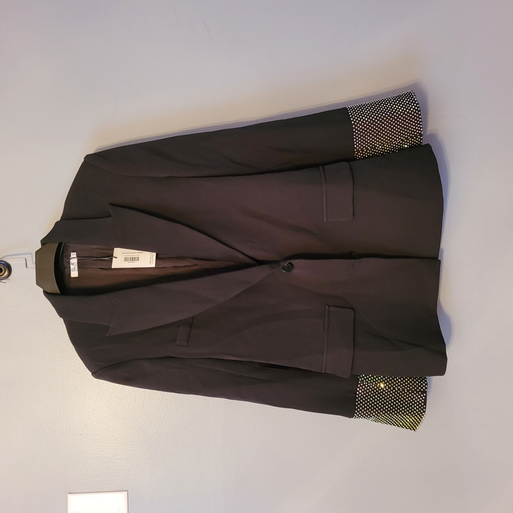 Chic Black Blazer With Patterned Cuffs - image 1